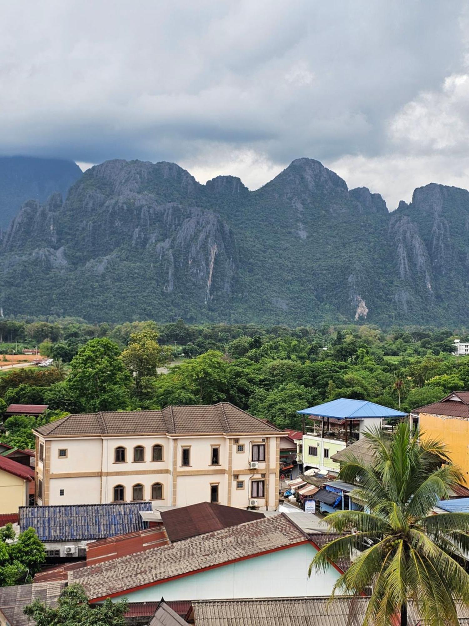 Sky Hotel Vang Vieng Buitenkant foto