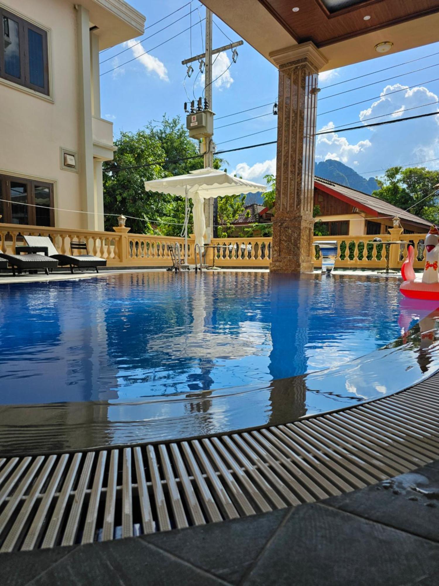Sky Hotel Vang Vieng Buitenkant foto