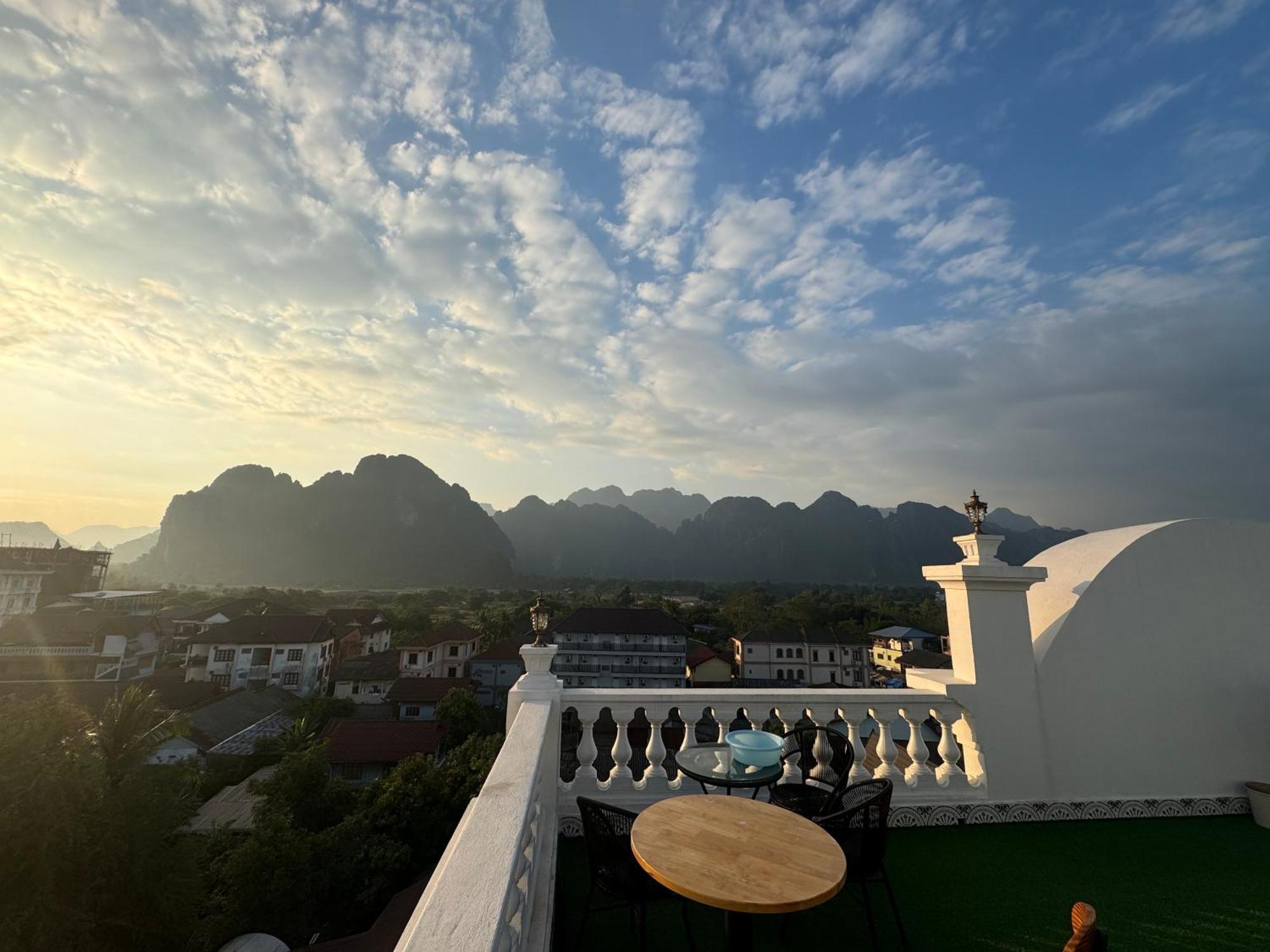 Sky Hotel Vang Vieng Buitenkant foto