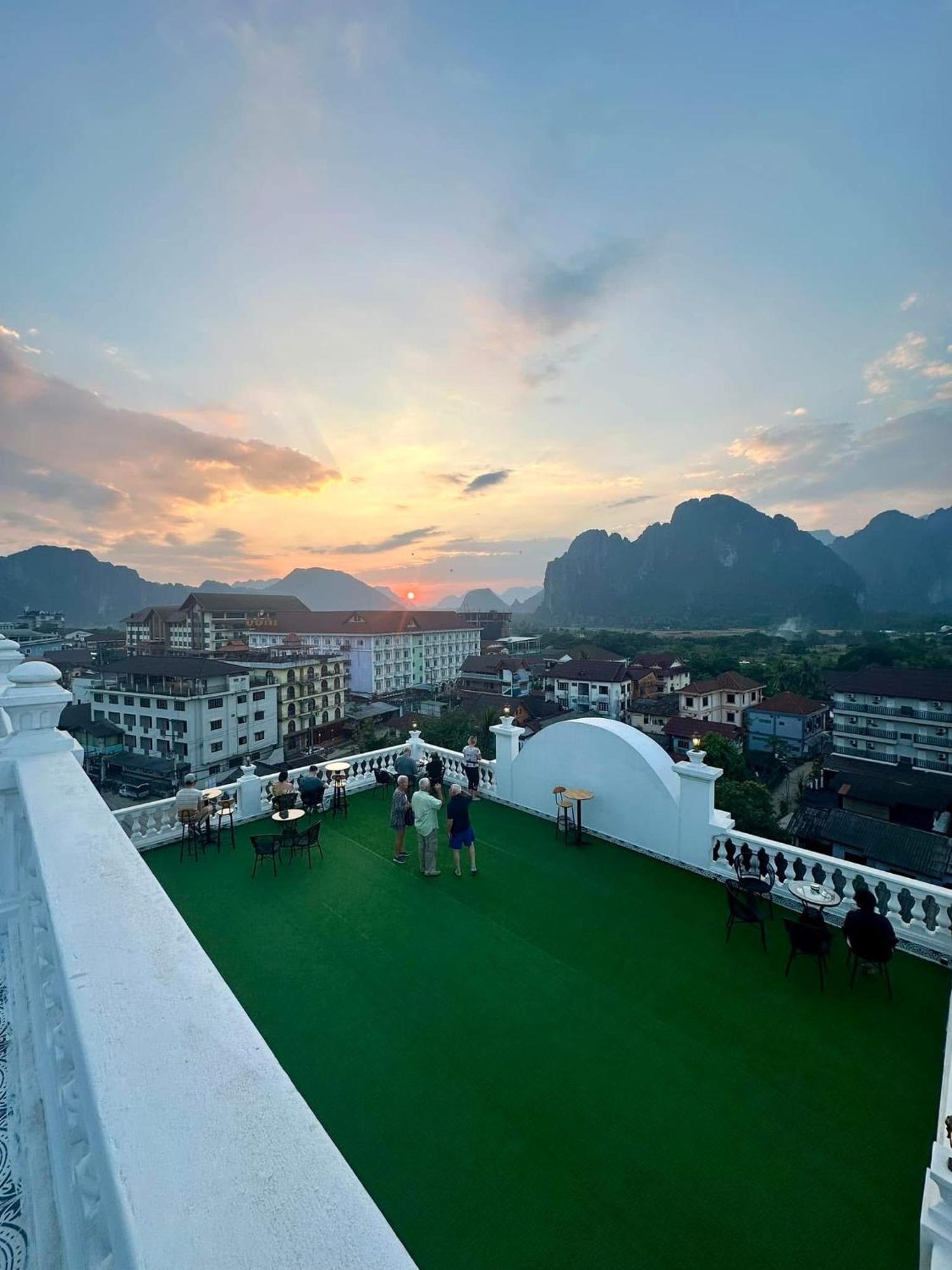 Sky Hotel Vang Vieng Buitenkant foto