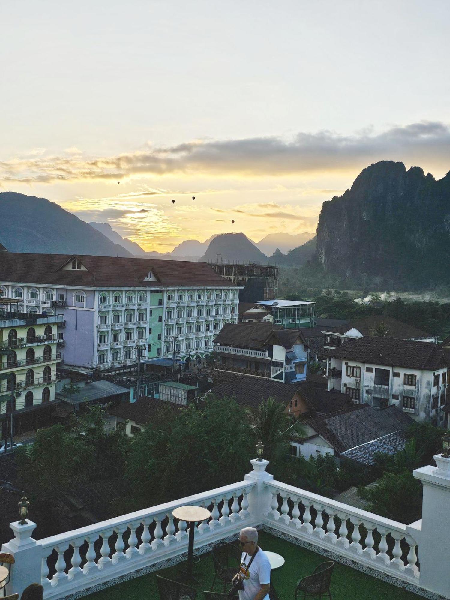 Sky Hotel Vang Vieng Buitenkant foto